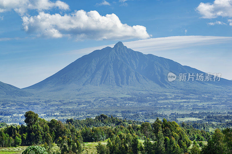 刚果和卢旺达之间的维龙加山脉的比索科火山(或称维索科)