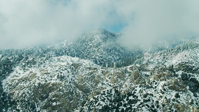 白雪覆盖的岩石和树在圣加布里埃尔山-空中