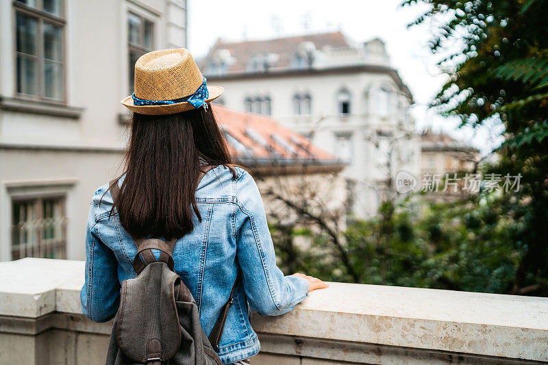 女性游客探索布达佩斯