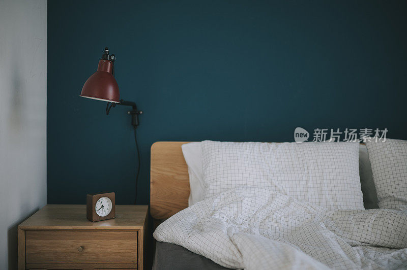 白天卧室内部以绿色墙壁、电灯和时钟为主