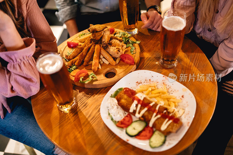 餐桌上的酒吧食物