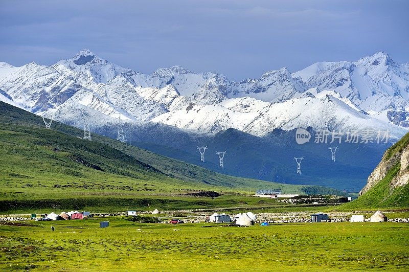 雄伟的雪山和绵延的草原