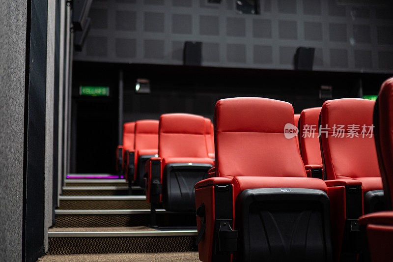 广角镜头，电影院大厅里有红色的椅子，没有人