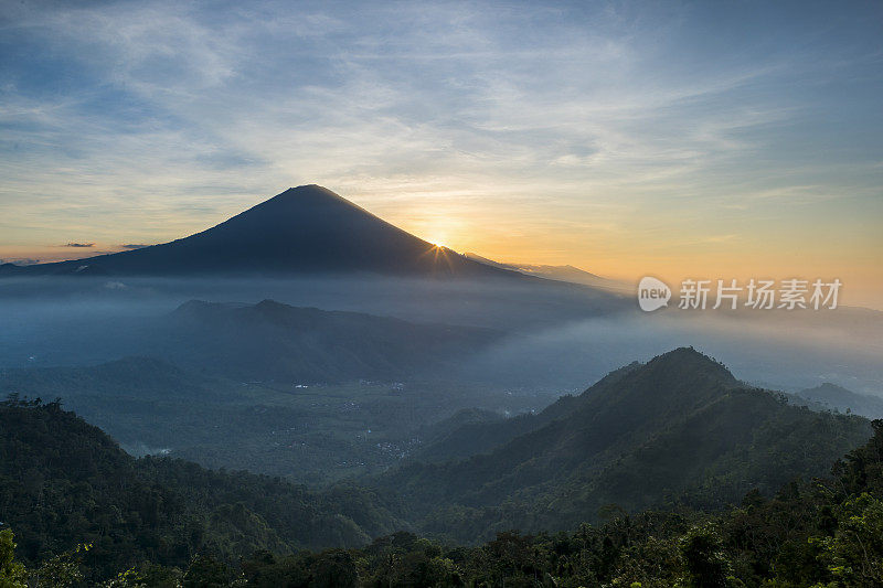 巴厘岛阿贡火山日落全景