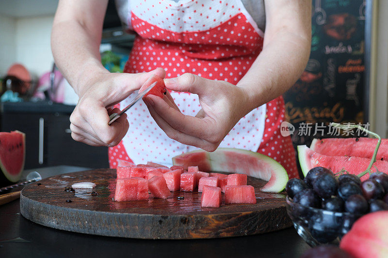 用西瓜，红浆果和非乳制品生奶油制作健康的素食甜点