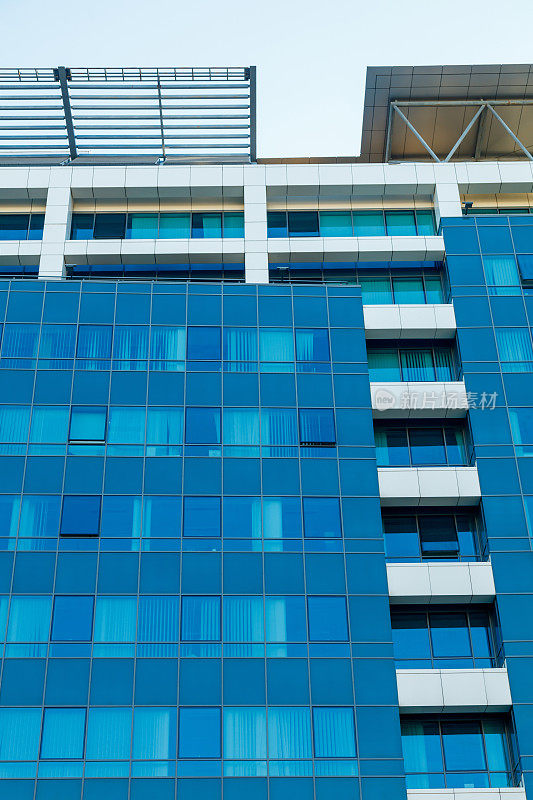 低角度的企业建筑外观与凹凸不平的部分在绿松石玻璃