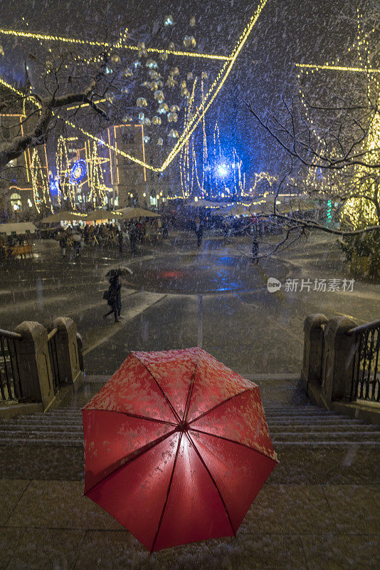 卢布尔雅那，普雷塞恩广场的夜幕下起了雪