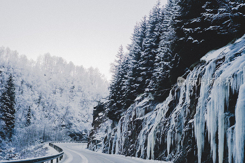 乡村道路在冰冻的冬天景观。路边的大冰柱。