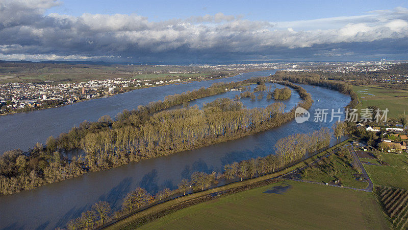 莱茵河和洪水泛滥的河岸-莱茵高地区，德国