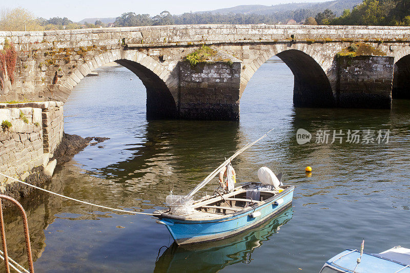 庞特桑帕约中世纪石桥，系着古老的渔船。蓬特韦德拉省，加利西亚，西班牙。