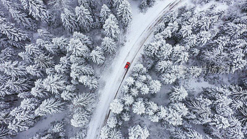 汽车行驶在冬天的乡村道路上