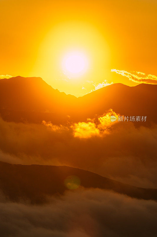 塔特拉山脉和阳光的秋景。云朵飘浮于山峰之上