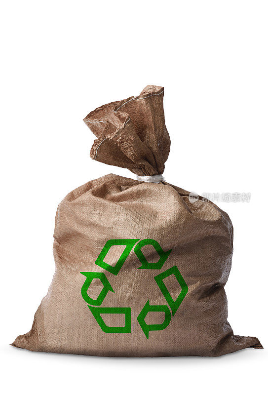 封闭的棕色垃圾袋，白色背景上有绿色回收标志的孤立镜头