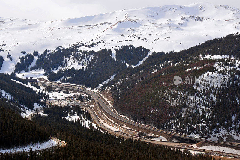 美国科罗拉多州，70号州际公路上的拉夫兰滑雪区和艾森豪威尔隧道