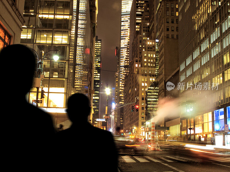 夜晚曼哈顿繁忙街道上人们的剪影