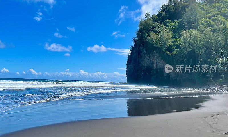 夏威夷大岛波卢谷的黑沙滩