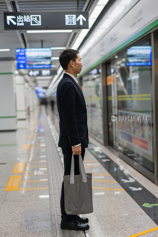 亚洲男性白领等地铁
