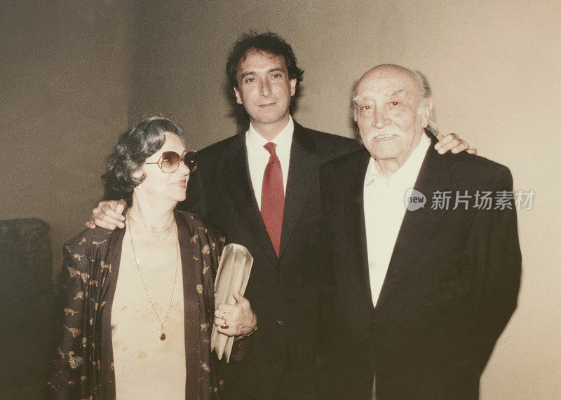 1968年，年轻的新郎和他的父母。