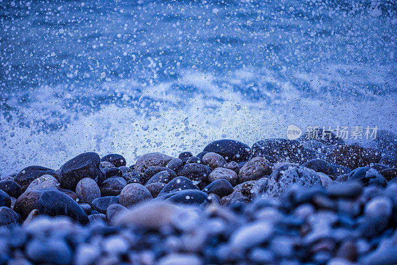 海浪拍打着海岸