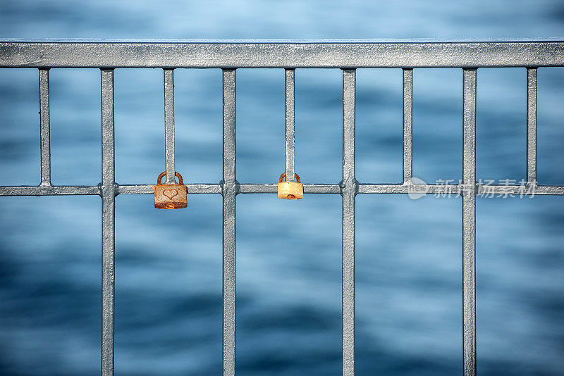 挂在海滩栅栏上的爱情挂锁