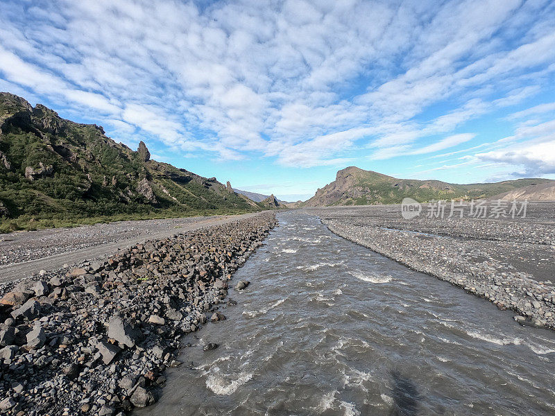 美丽的冰岛全景风景，绿色和黑色的火山Landmannalaugar山，在著名的laugavgur徒步旅行路线。