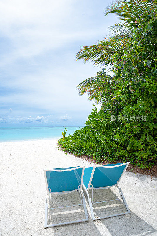 有躺椅的热带天堂海滩