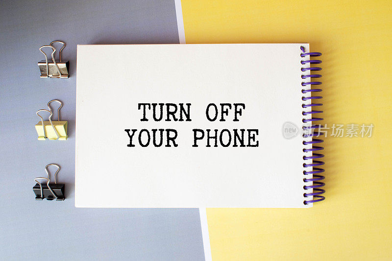 商人指着这条短信:关掉你的手机