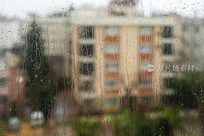 城市里的雨滴