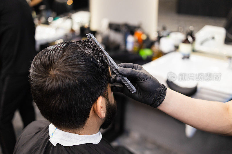 理发师在洗头后为客户理发