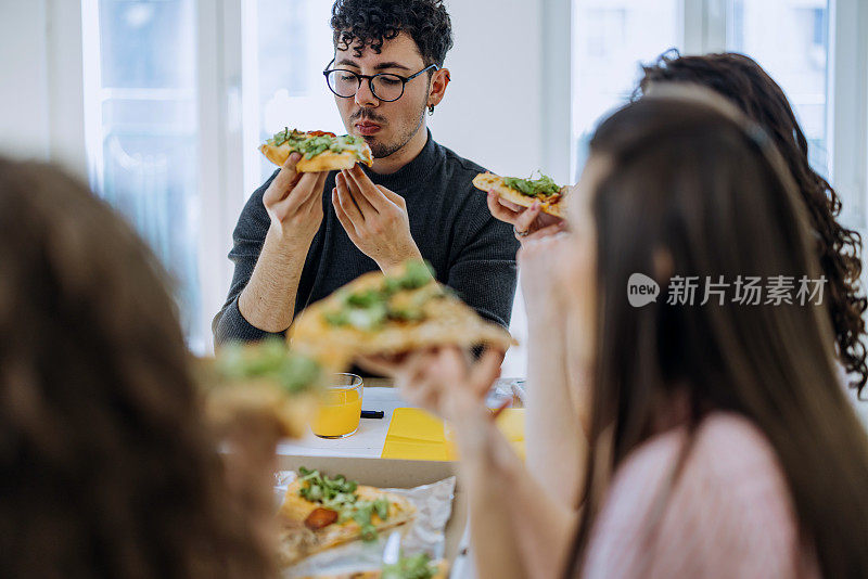 学生们在课间休息时在公寓里吃披萨