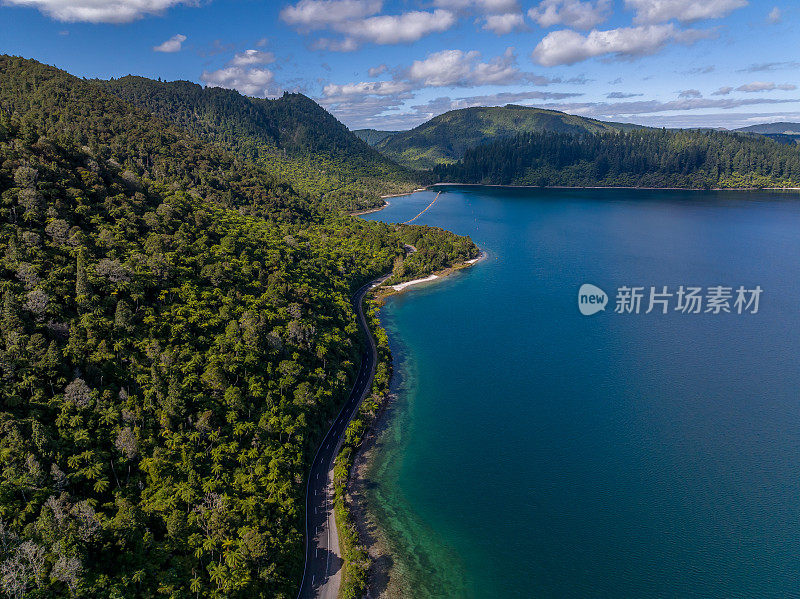 新西兰罗托鲁瓦的美丽的空中湖畔景色