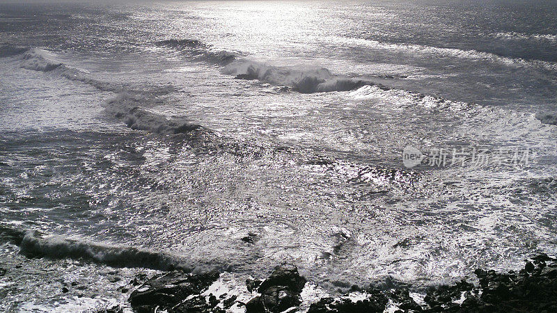 碎浪海景。西班牙加利西亚蓬特韦德拉省的瓜尔达。