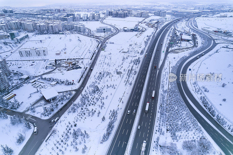 冬季伊斯坦布尔的一条高速公路