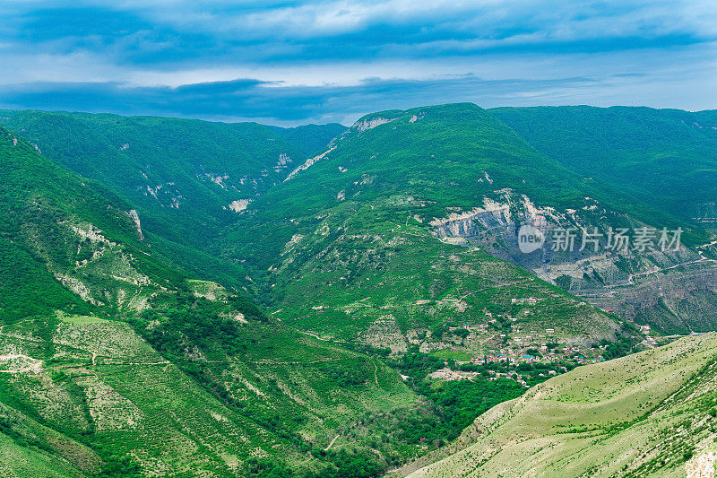 达吉斯坦高加索山脉的山地景观，苏拉克河峡谷的景色和远处山坡上的老Zubutli村