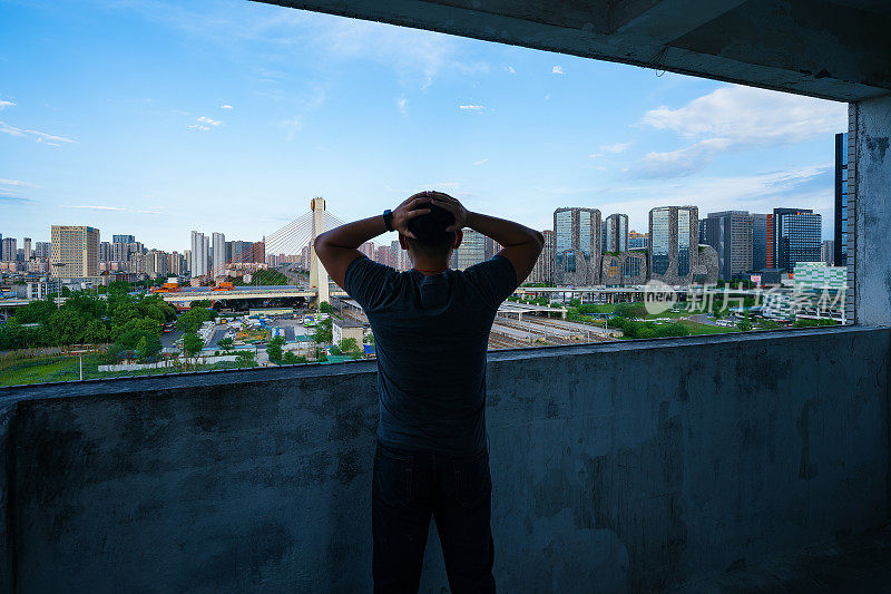 亚洲男人在看城市风景