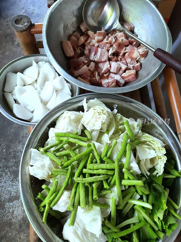 碗状青豆和卷心菜-食品制剂。