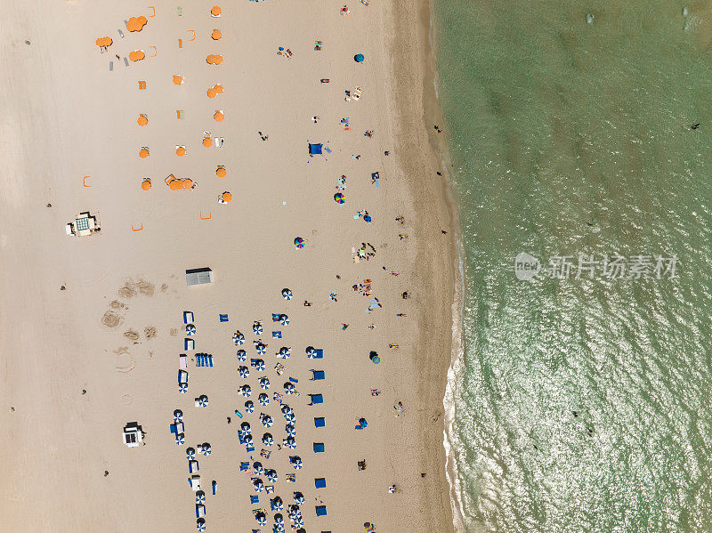 迈阿密海滩上的躺椅和雨伞-从上到下无人机拍摄