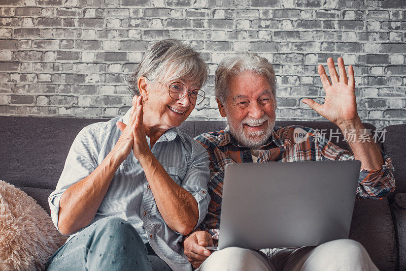 成熟的人像给人以震撼的结果。老夫妇对笔记本电脑上一个意想不到的新东西的反应。在家里一起享受。