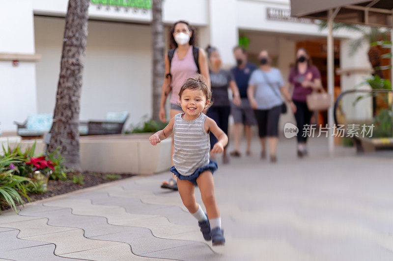 快乐的小女孩在商场里奔跑