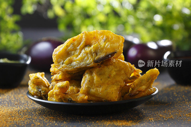 茄子脆饼或pakora