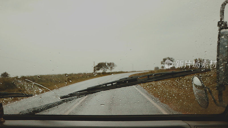 下雨时的汽车挡风玻璃视野