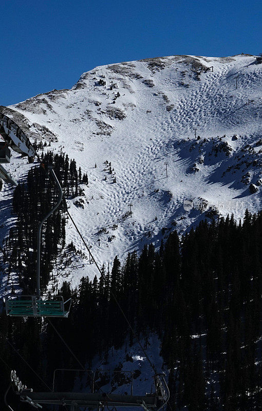 陡峭的滑雪道在新墨西哥州陶斯的Kachina峰