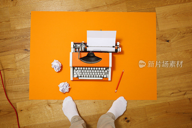 橙色70年代打字机空白页