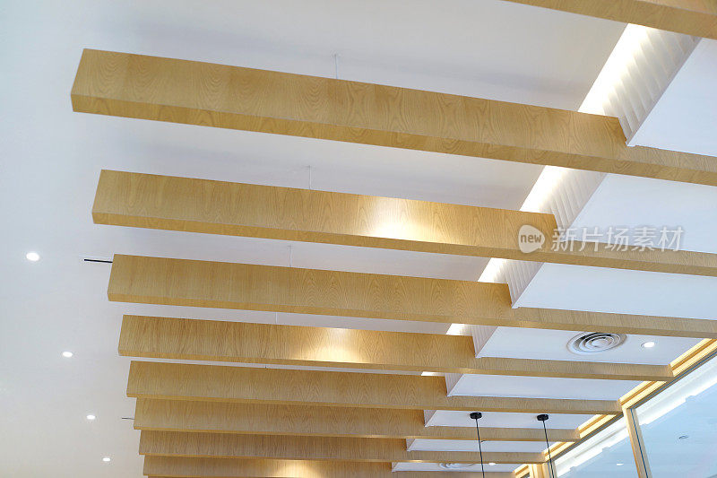 低角度的现代天花板内部与木制框架