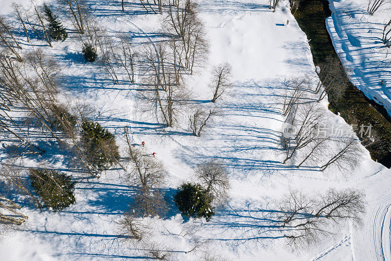 越野滑雪道的高架视图