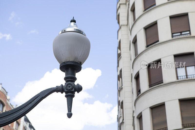 传统的西班牙路灯和城市公寓建筑