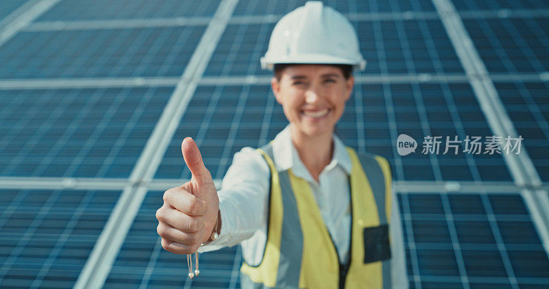 太阳能工程，竖起大拇指和建筑工人画像成功，建筑信任和环保自豪，支持和感谢审阅。快乐的女电工环境天翻地覆