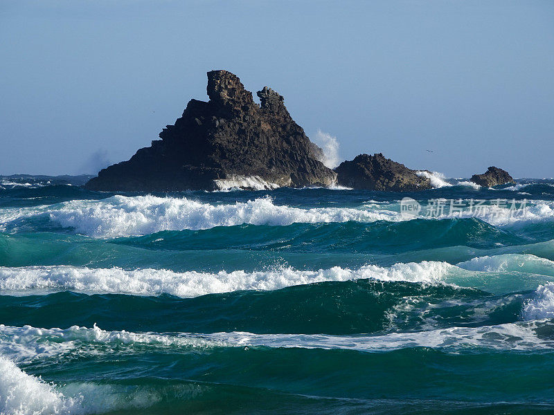 在新西兰的奥塔哥半岛海滩上，海上海柱上的破浪。
