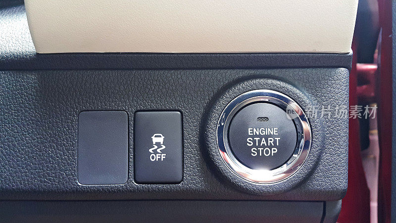 汽车发动机启动停止按钮和牵引力控制按钮的特写视图