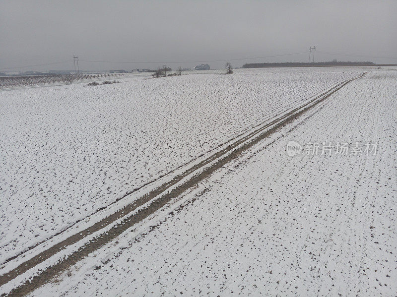 农田被雪覆盖